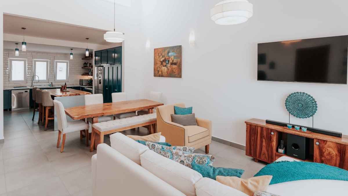 Interior de vivienda en alquiler con salón y cocina abierta, ilustrando la protección del inquilino según la LAU