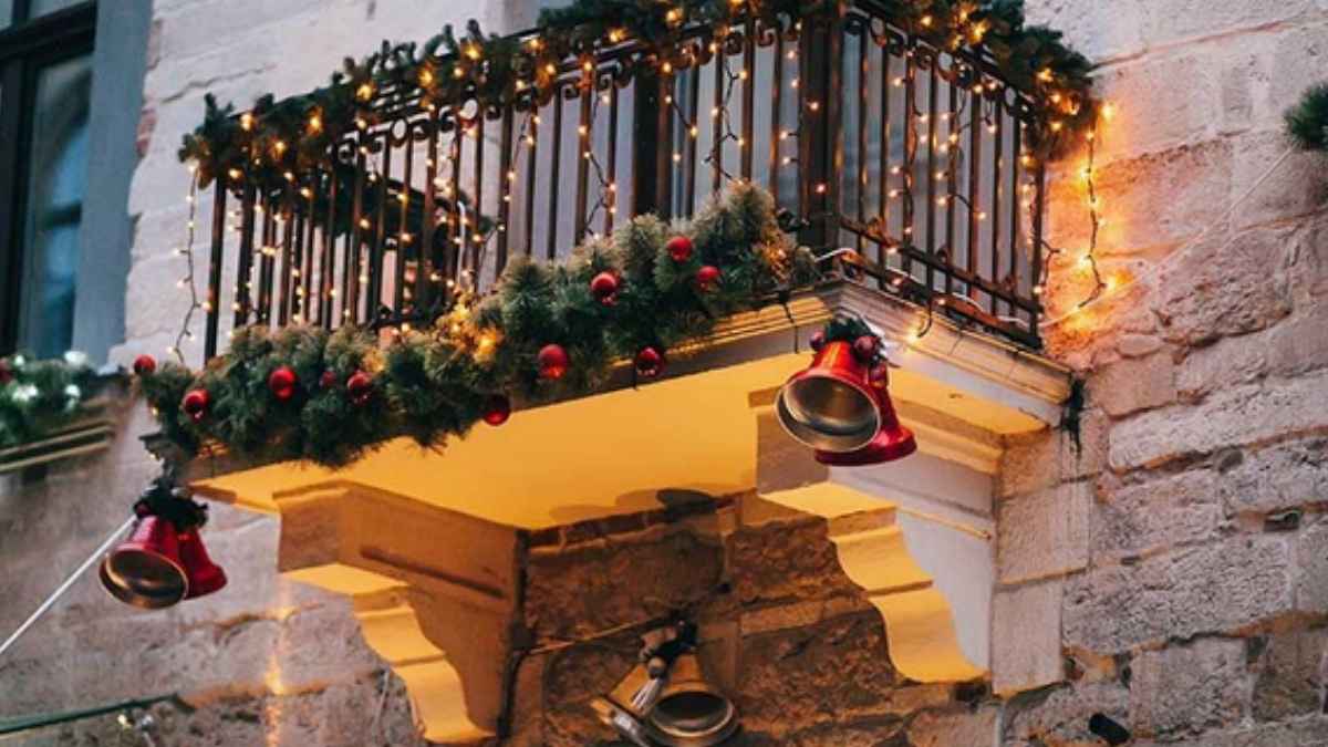 Balcón decorado con luces y adornos navideños en la fachada de un edificio