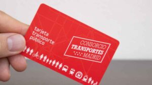 Los madrileños afrontan un cambio histórico para decir adiós a la tarjeta roja física de transporte