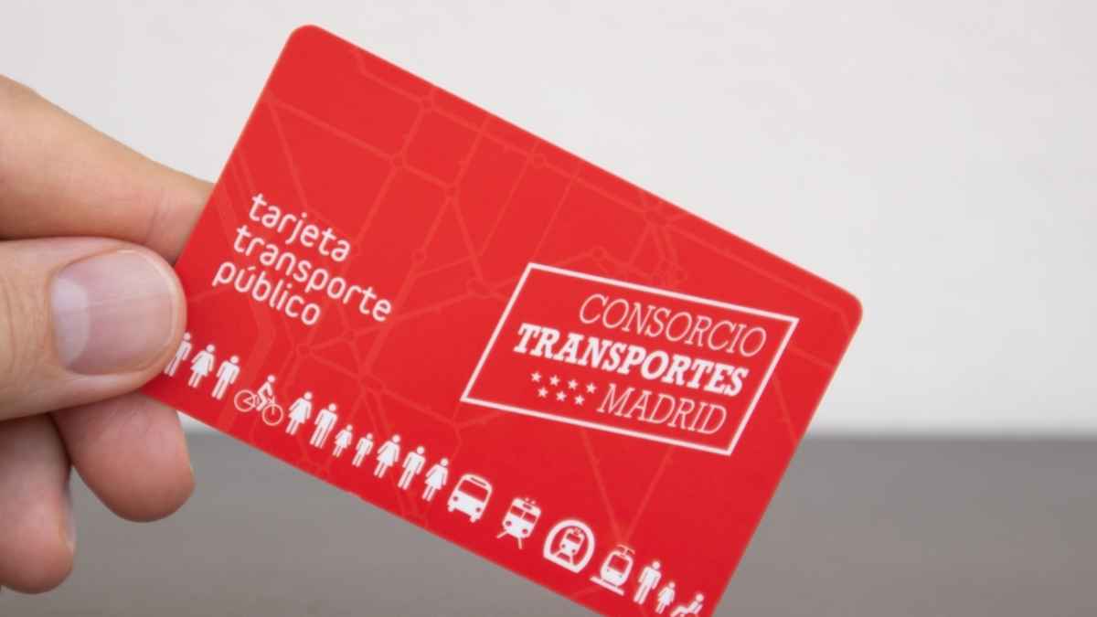 Mano sujetando la tarjeta roja del Consorcio Regional de Transportes de Madrid
