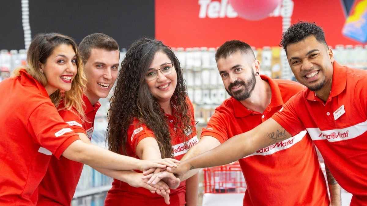 Empleados de MediaMarkt trabajando en equipo durante la campaña de contratación con contratos indefinidos y formación gratuita