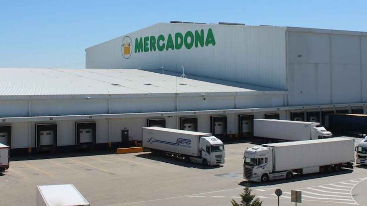 Centro logístico de Mercadona con camiones en la zona de carga