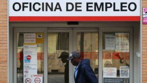 Miles de trabajadores descubren que no pueden solicitar el paro hasta agotar sus vacaciones retribuidas