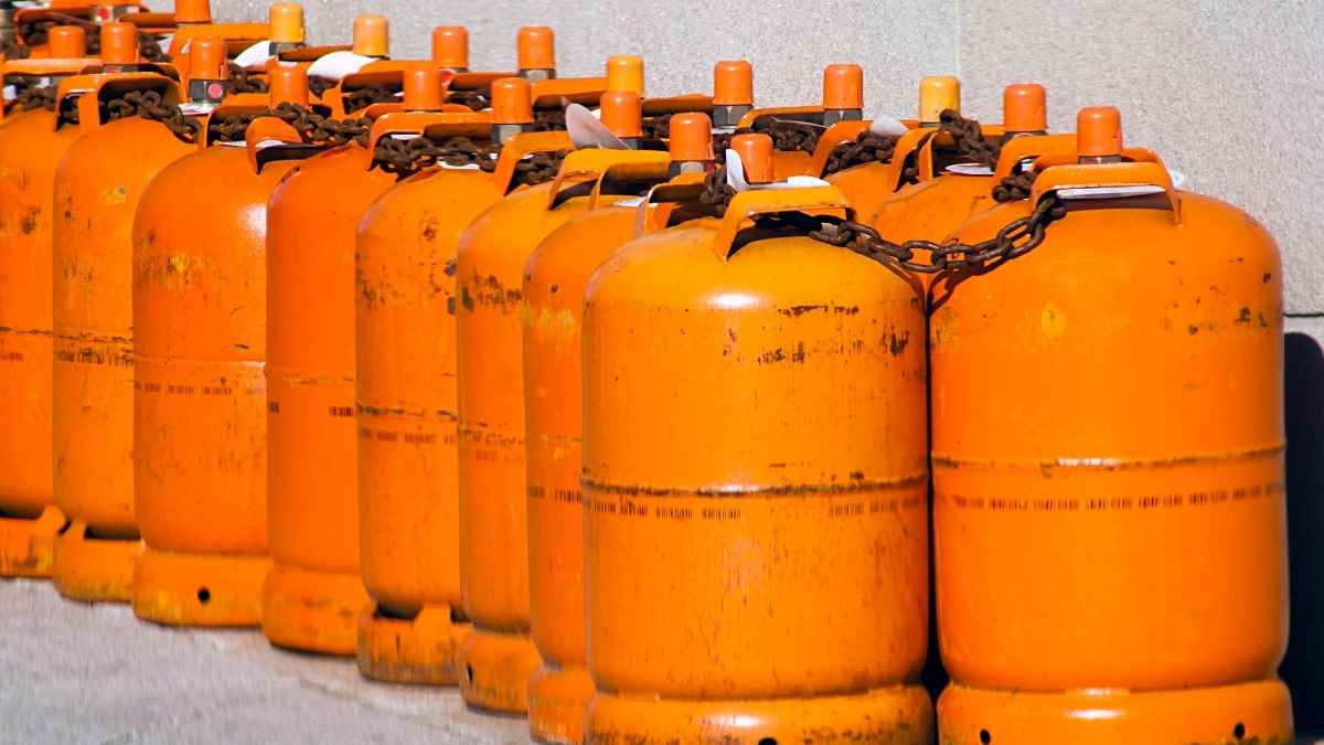 Bombonas de butano naranjas alineadas en el exterior
