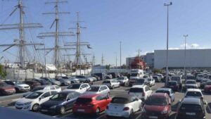 Dejar el coche en el puerto entre las dos y las seis ya está prohibido: multas de 80 euros para frenar el “garaje” nocturno