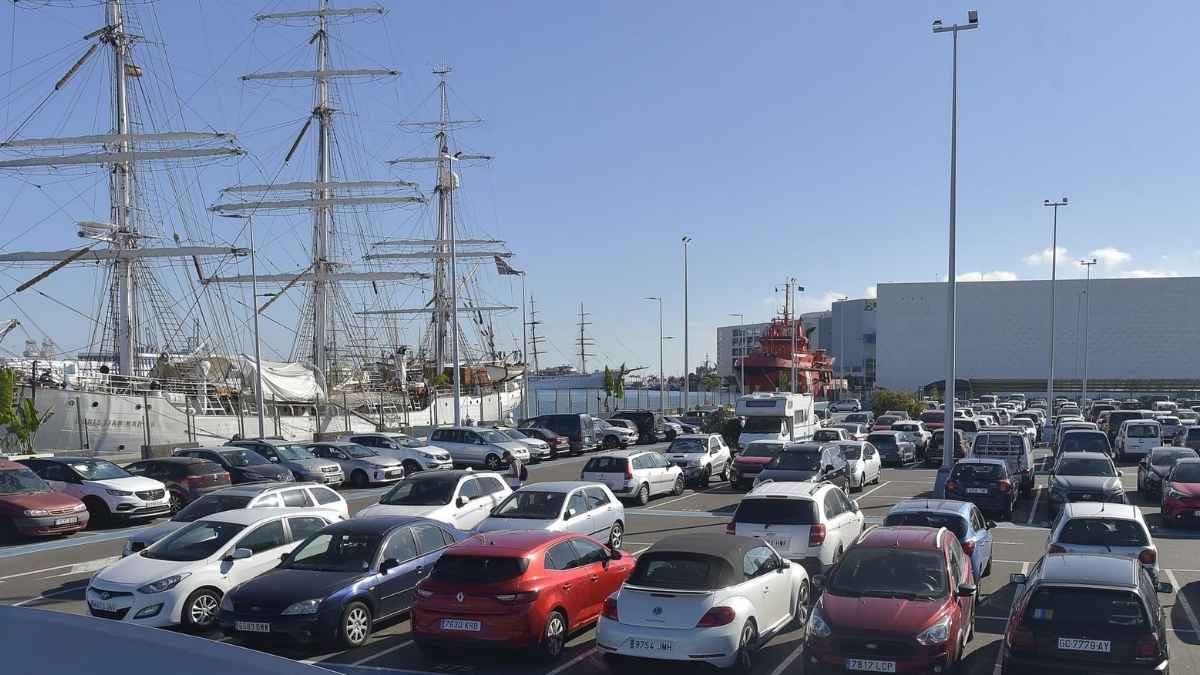 Aparcamiento público del Puerto de Las Palmas con coches y barcos al fondo donde se aplican multas por estacionar de madrugada