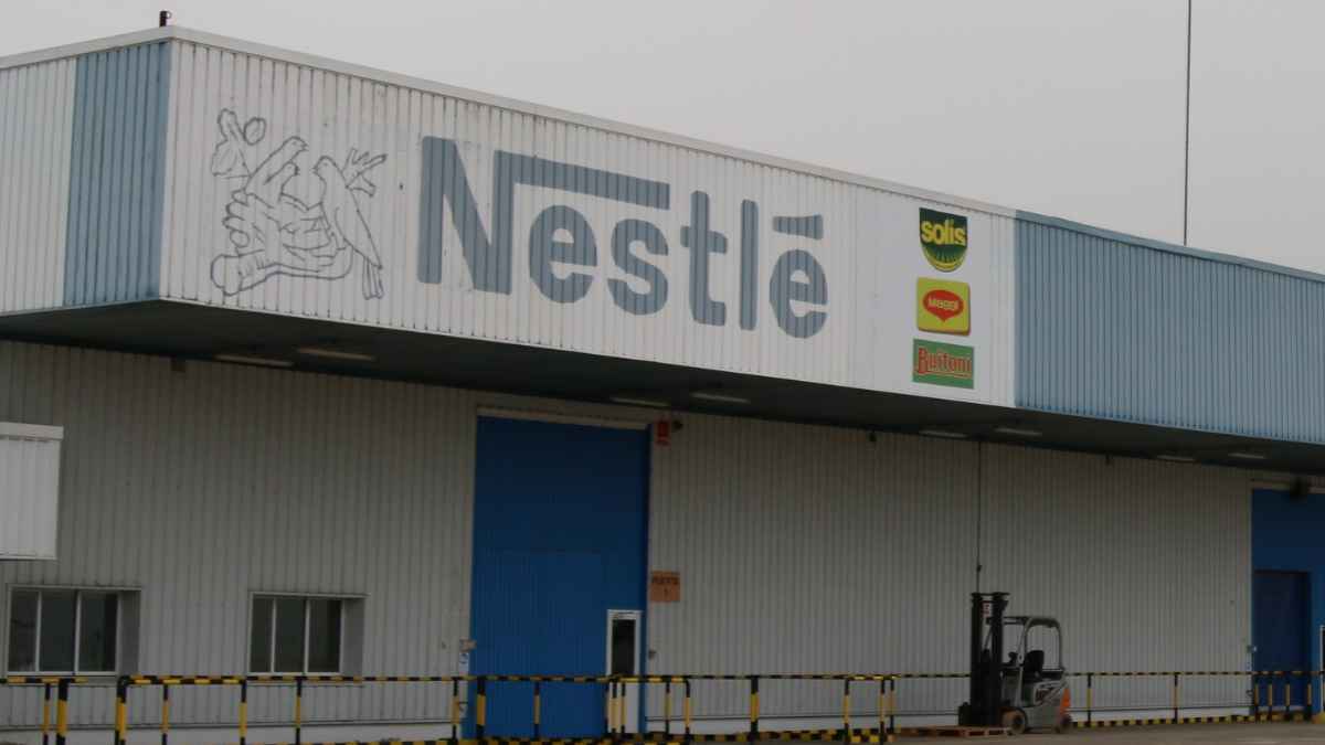 Fachada de una fábrica de Nestlé en España con el logo de la compañía