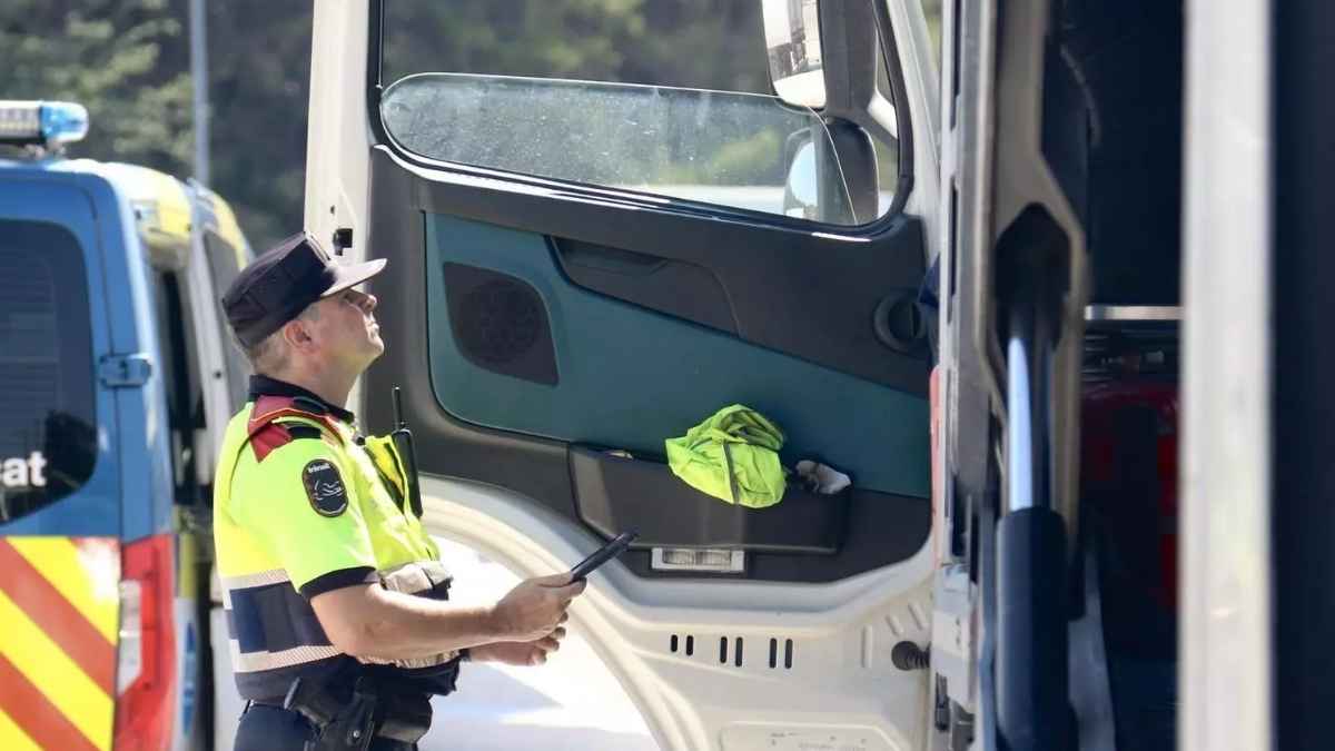 Mosso d’Esquadra inspecciona un camión durante nuevos controles selectivos con tecnología DSRC en carretera