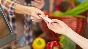 El olvido de una cajera de supermercado al cobrar a su amigo destapa un fraude de 400 euros