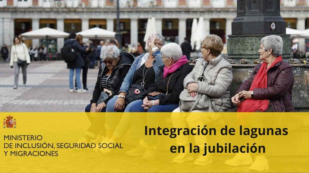 Personas mayores sentadas en un banco mientras el Ministerio de Inclusión y Seguridad Social informa sobre la integración de lagunas en la jubilación.