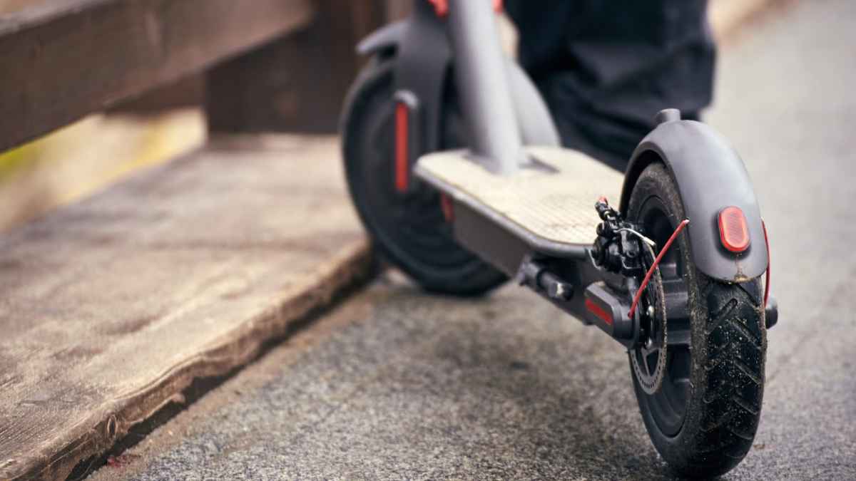 Patinete eléctrico circulando por una zona urbana mientras se anuncian nuevas normas de la DGT para 2026
