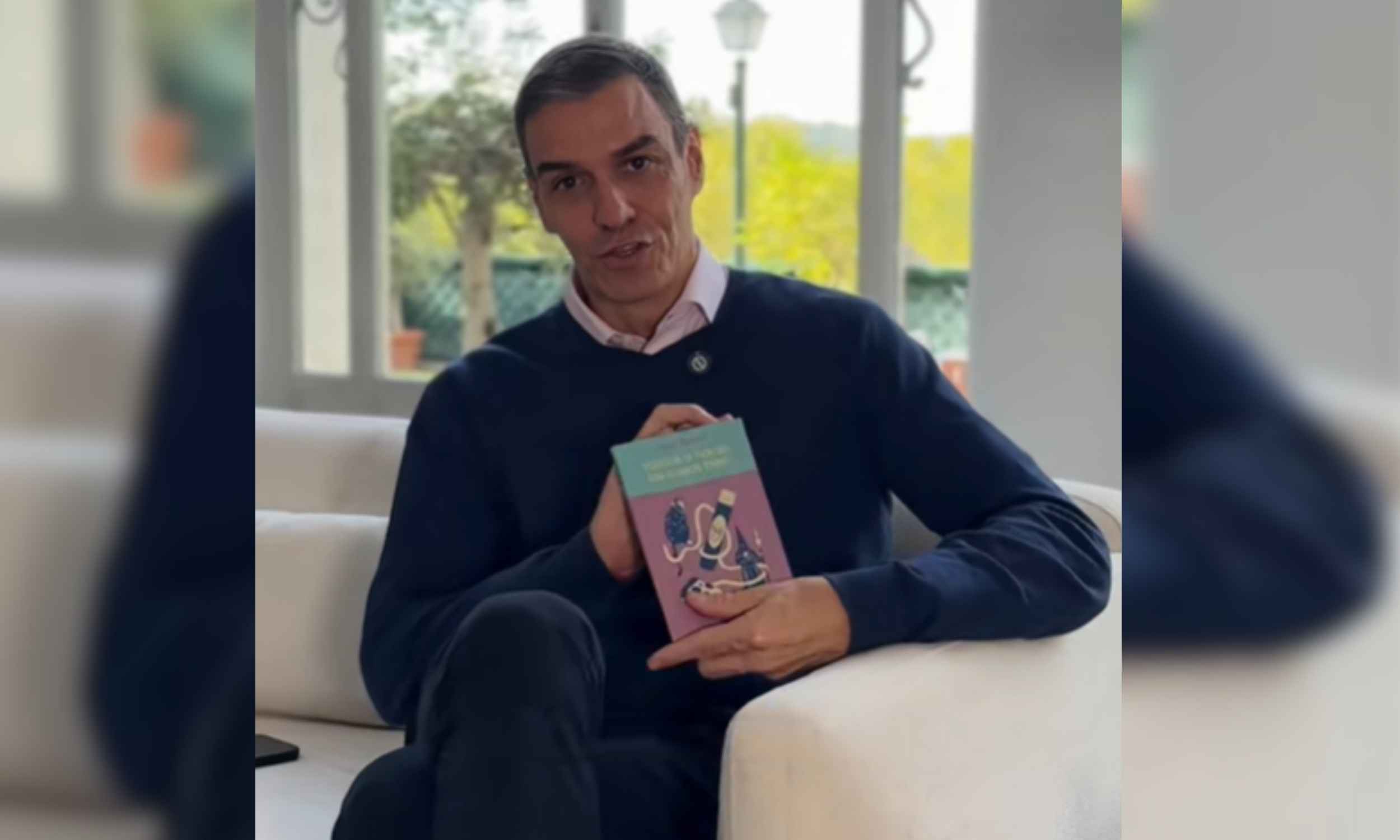 Pedro Sánchez muestra un libro en su vídeo de TikTok donde comparte recomendaciones culturales para el fin de semana