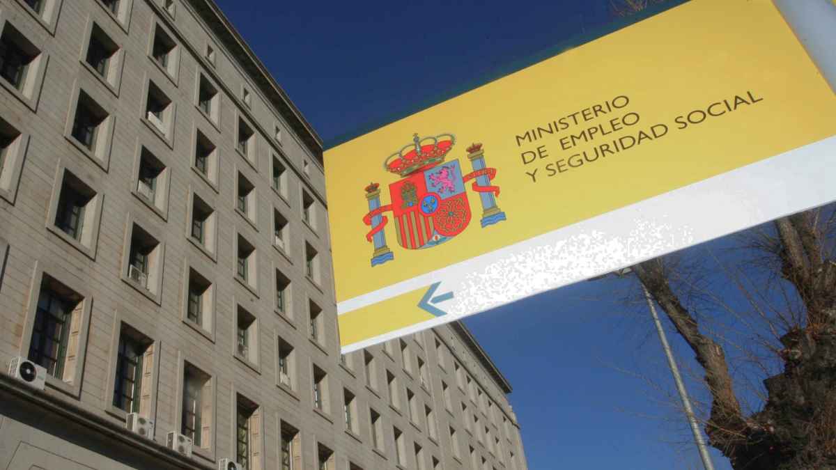 Fachada del Ministerio de Empleo y Seguridad Social en España relacionada con el nuevo cálculo de la pensión de jubilación en 2026