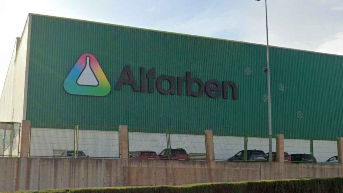 Fachada de la fábrica Al-Farben en L’Alcora, Castellón, con su logotipo visible en la nave industrial.