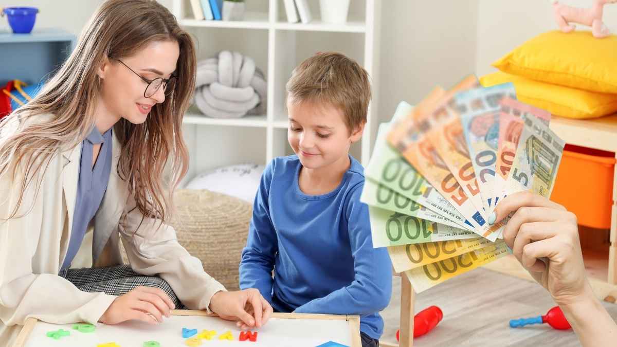 Madre y niño con discapacidad realizando actividades educativas junto a dinero representando la prestación por hijo a cargo