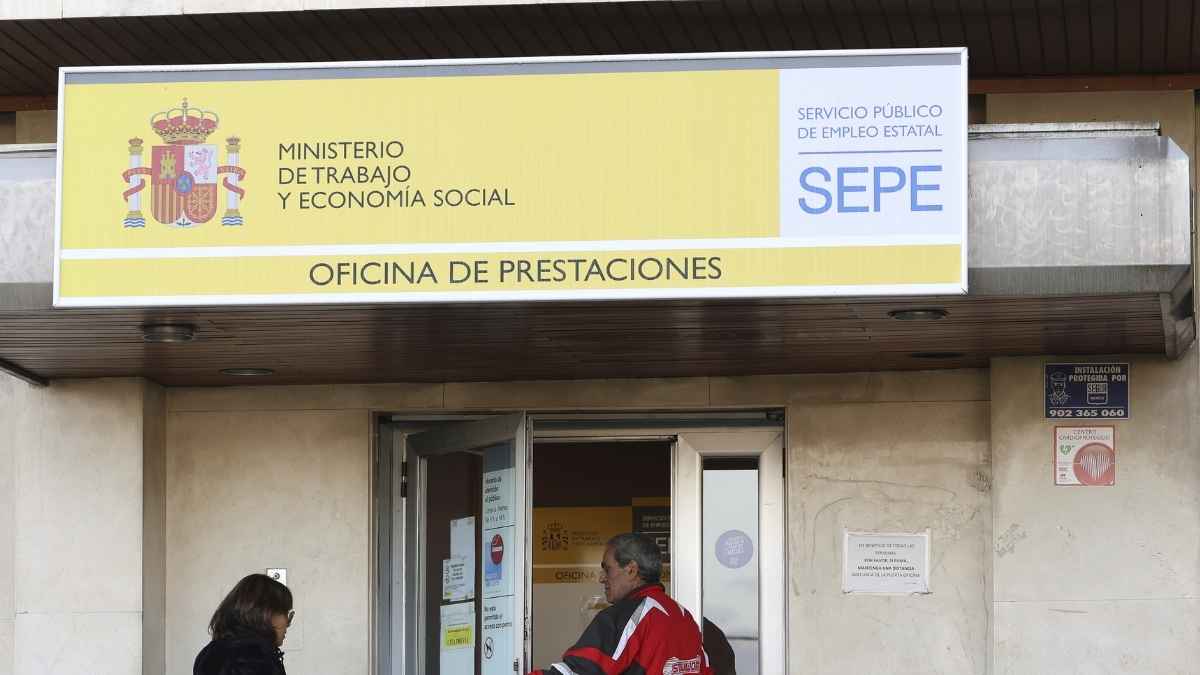 Fachada de una oficina del SEPE con ciudadanos accediendo para realizar trámites de prestaciones.