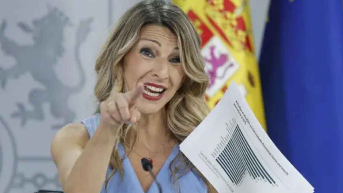 ersona en rueda de prensa mostrando un documento sobre el nuevo protocolo obligatorio de riesgos laborales en hogares con servicio doméstico.