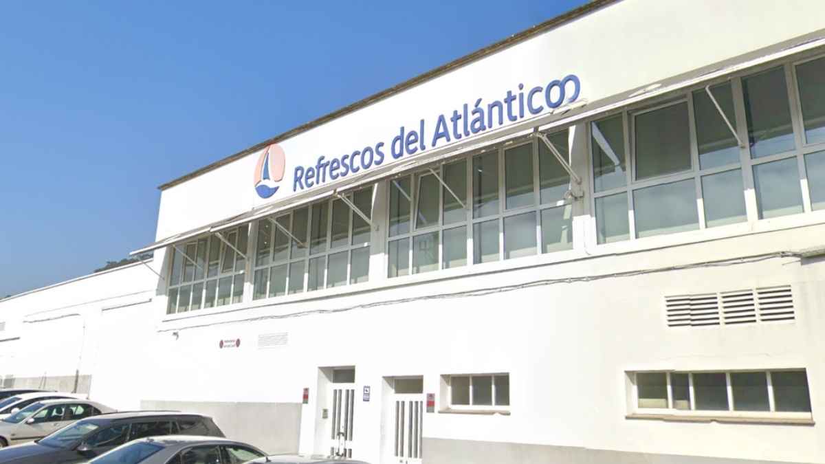 Fachada de la fábrica de Refrescos del Atlántico en Valdunciel, Salamanca, donde se ofrece empleo con contrato indefinido.