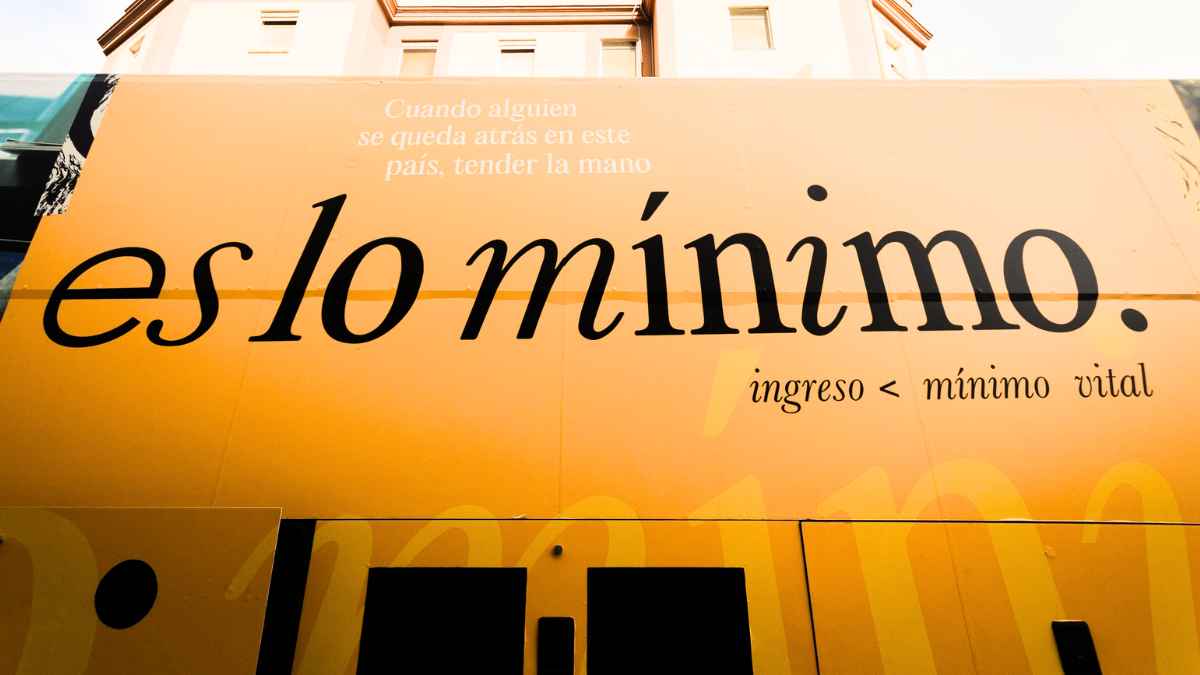 Cartel del Ingreso Mínimo Vital en España con el lema es lo mínimo, ayuda para mayores de 30 años en paro.