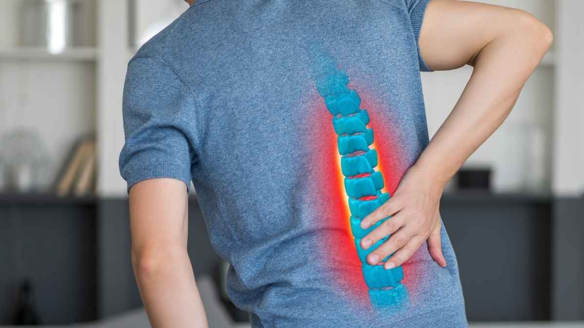 Persona con dolor lumbar mostrando inflamación en la zona de la columna vertebral