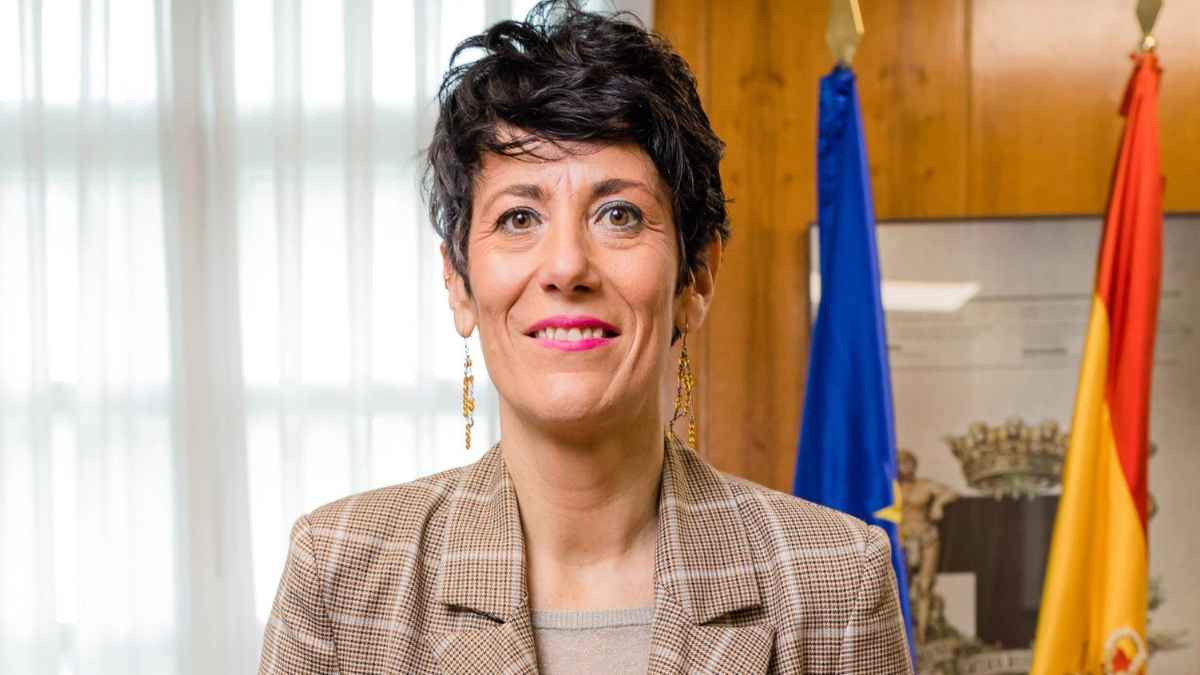 Elma Saiz en un despacho oficial con banderas de España y la Unión Europea