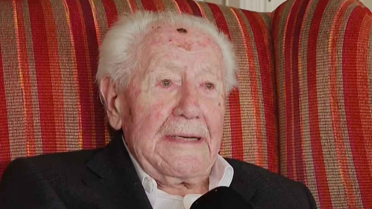 Hombre mayor sentado en un sillón durante una entrevista sobre la Seguridad Social y su pensión