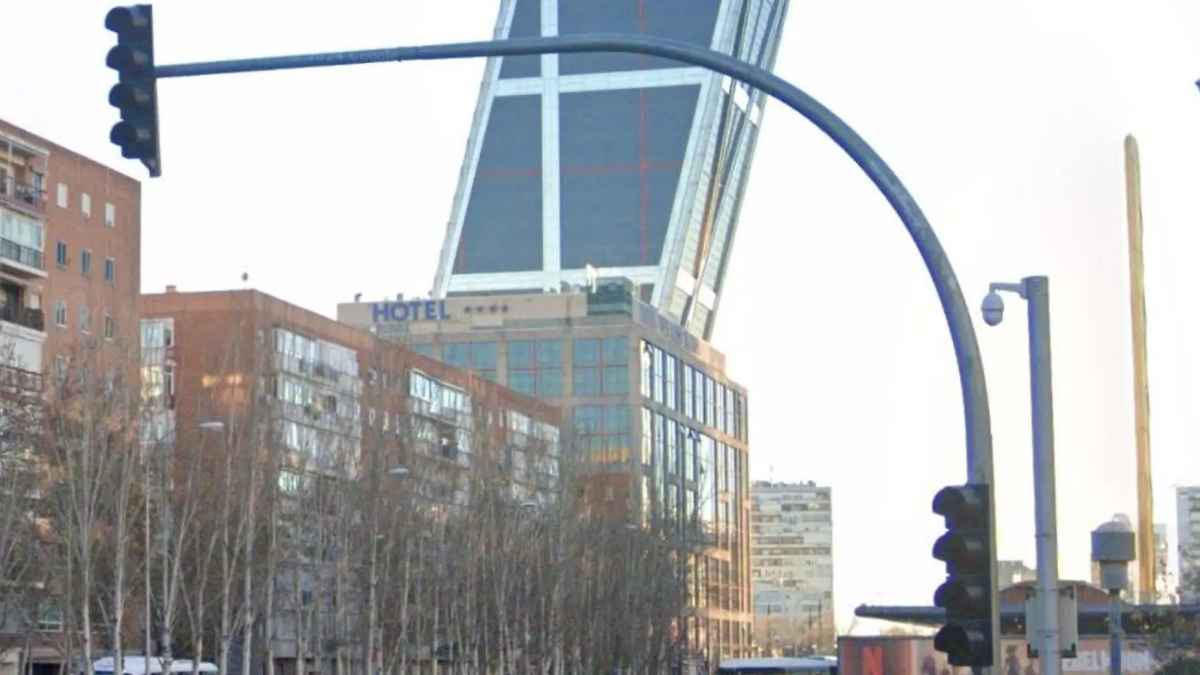Semáforos en una avenida de Madrid junto a las Torres KIO en un cruce urbano