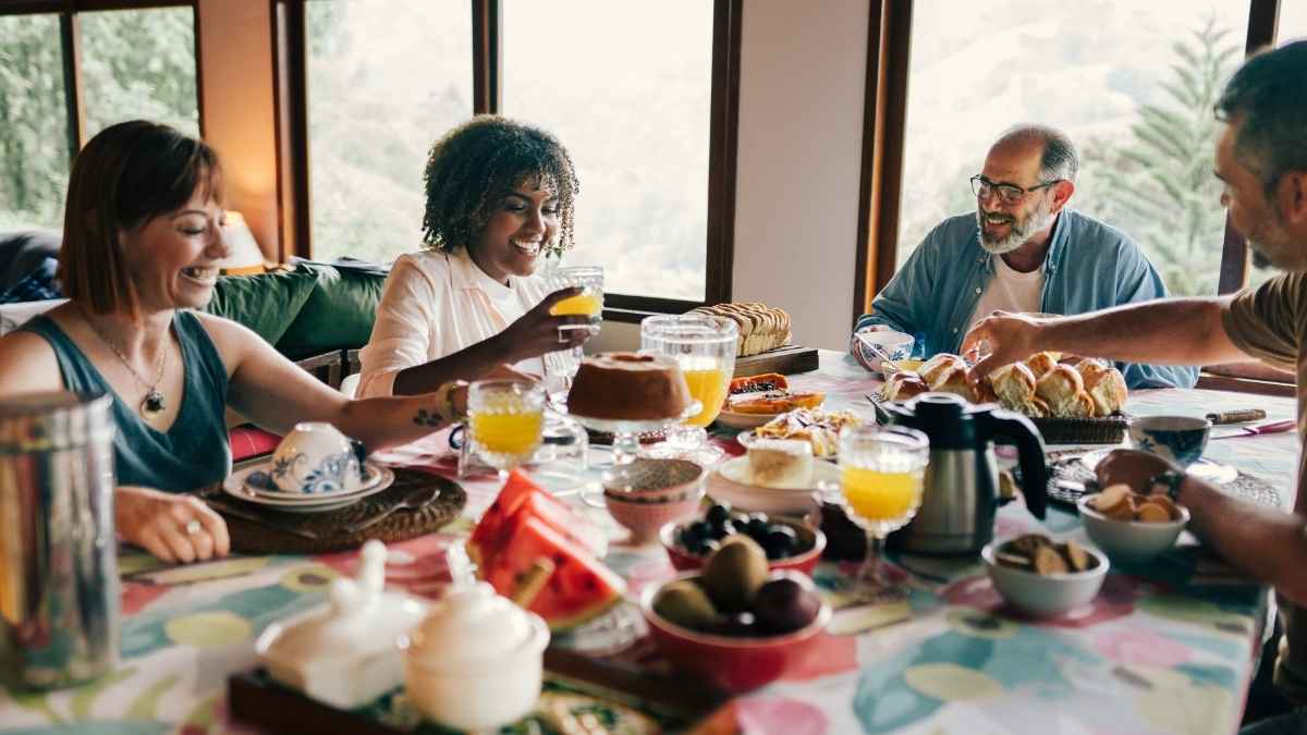 Personas desayunando en grupo representando la pausa del desayuno reconocida como tiempo de trabajo por el Tribunal Supremo