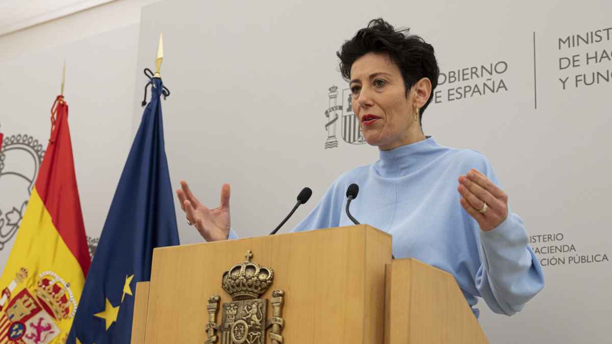 Portavoz del Gobierno durante una rueda de prensa sobre cambios en el paro y el permiso por nacimiento.