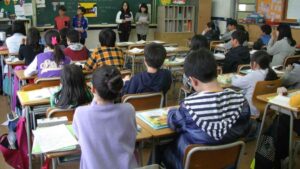 Ni oposiciones ni experiencia: así son las más de 1.000 vacantes que tiene el SEPE para trabajar en colegios