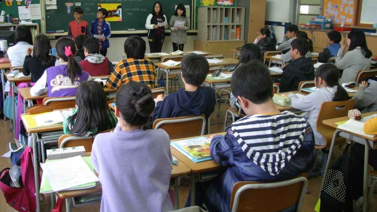Aula con alumnos y docentes durante una clase, relacionada con las ofertas del SEPE para trabajar en colegios sin oposición ni experiencia