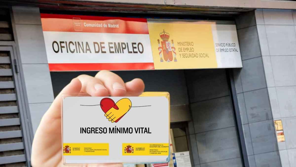 Mano sosteniendo tarjeta iIgreso Mínimo Vital frente oficina de empleo del sepe