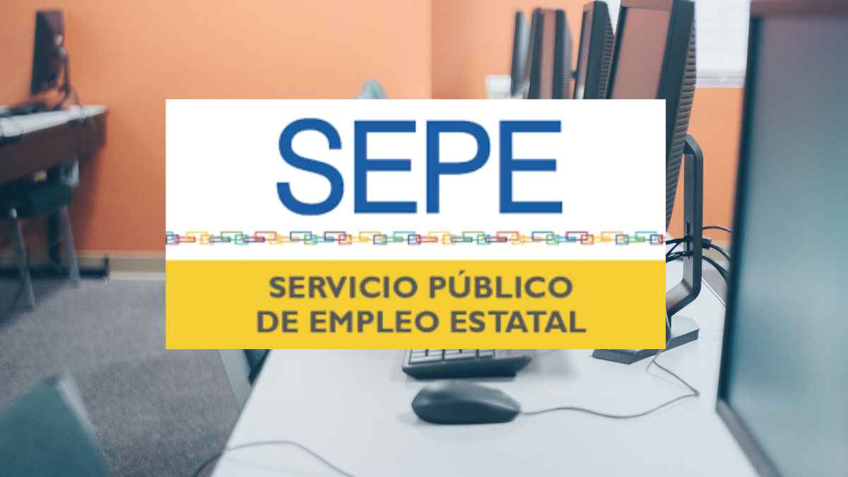 Logo del SEPE sobre un aula con ordenadores en un centro de formación