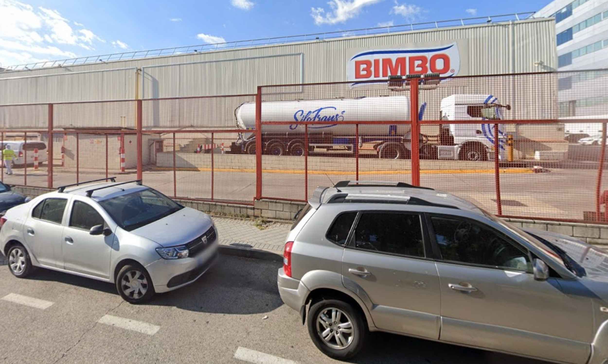 Fachada de la fábrica de Bimbo Iberia en el Polígono Industrial de Las Mercedes, Madrid, donde se ofrece empleo de electromecánico industrial.