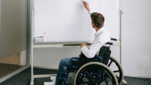 Así puedes solicitar la incapacidad permanente según la guía oficial del Gobierno y cómo reaccionar ante una negativa