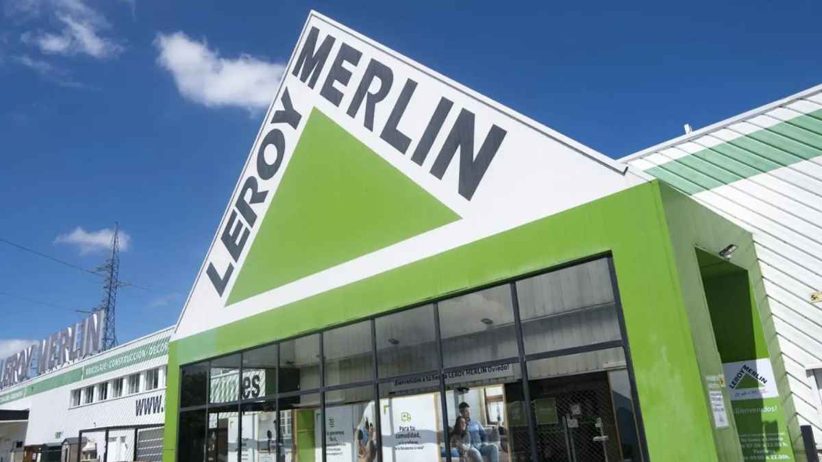 Fachada de una tienda Leroy Merlin que ofrece soluciones para secar edredones y sábanas en pisos pequeños