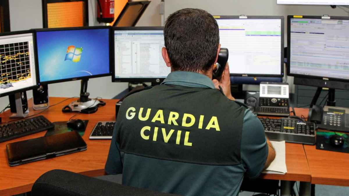 Agente de la Guardia Civil en una oficina alerta del timo que suplanta a universidades españolas y pide 850 euros por matrícula