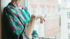 Si tu vecino tira colillas al patio puedes apelar al artículo 9.1 de la LPH para reclamar