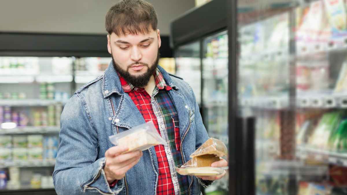 Hombre comprando comida durante su descanso laboral, relacionado con despido de trabajador por salir a almorzar en horario de trabajo.