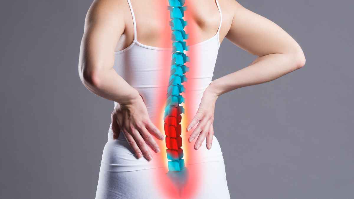 Mujer con dolor lumbar y columna resaltada que representa el síndrome de espalda fallida