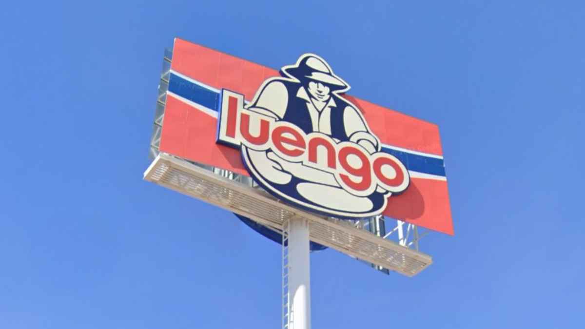 Cartel con el logotipo de Legumbres Luengo en la fábrica de Riego de la Vega, León.