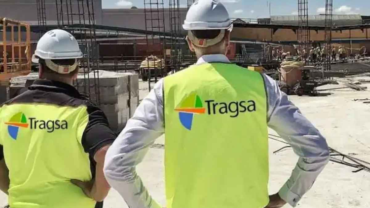 Trabajadores de Tragsa supervisando obras de construcción con chaleco y casco en una oferta de empleo público.