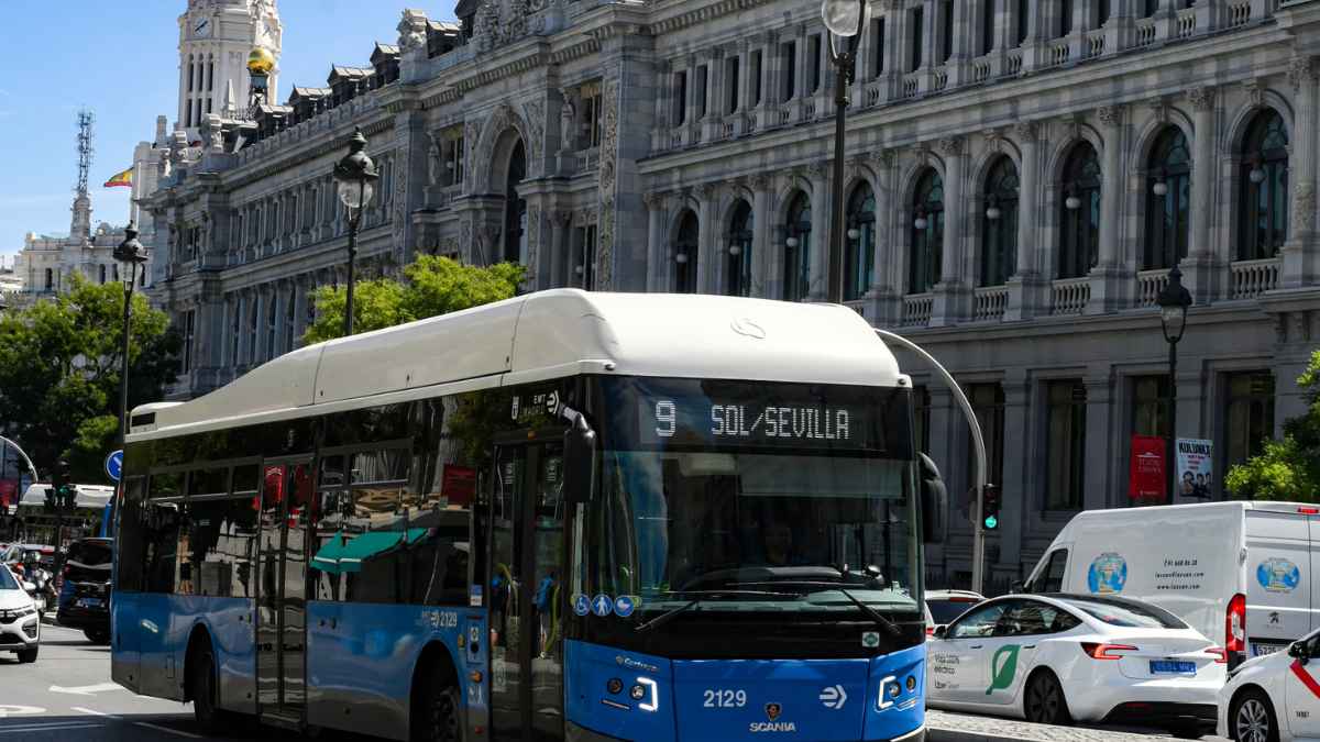 Autobús de la EMT circulando por el centro de Madrid junto al edificio de Cibeles