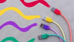 Qué diferencia al USB morado del resto de colores y cómo aprovechar su capacidad de carga