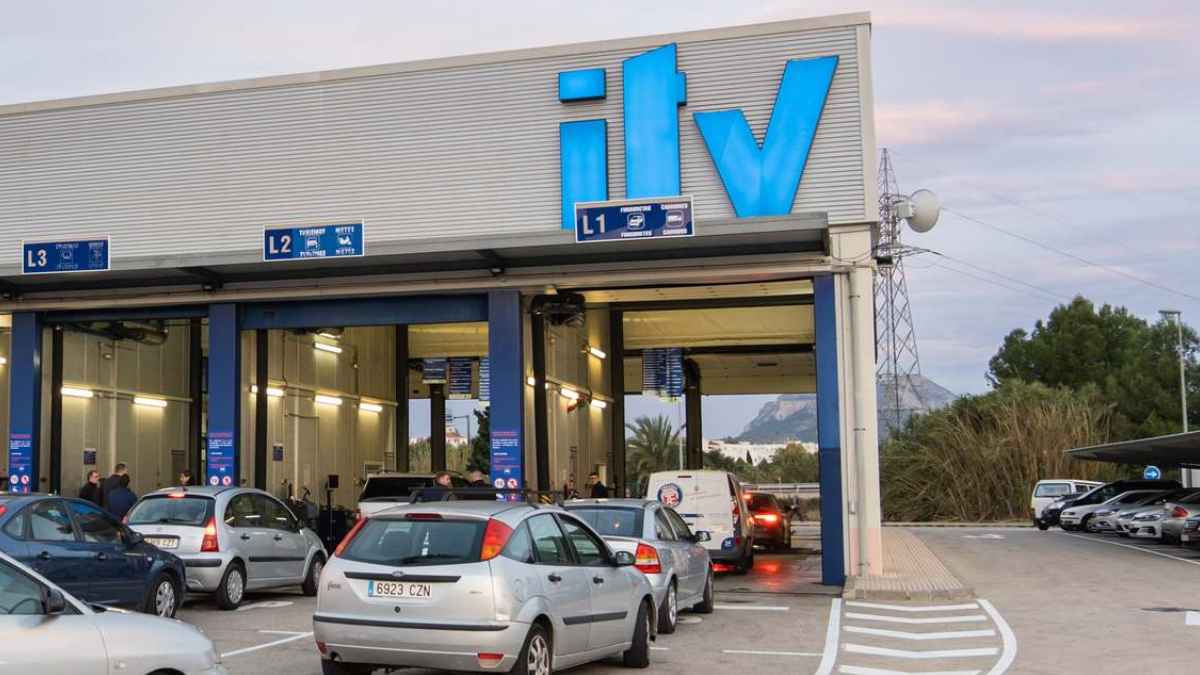 Estación de ITV con varios coches esperando la inspección en España en 2026
