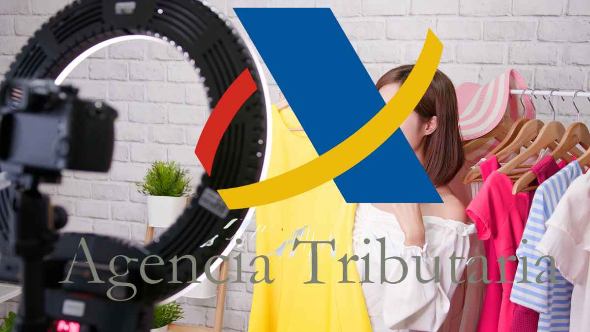 Persona mostrando ropa para vender online con el logo de la Agencia Tributaria indicando el control fiscal de Hacienda