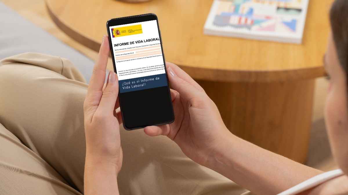 Persona consultando el informe de vida laboral en el móvil a través de la Seguridad Social