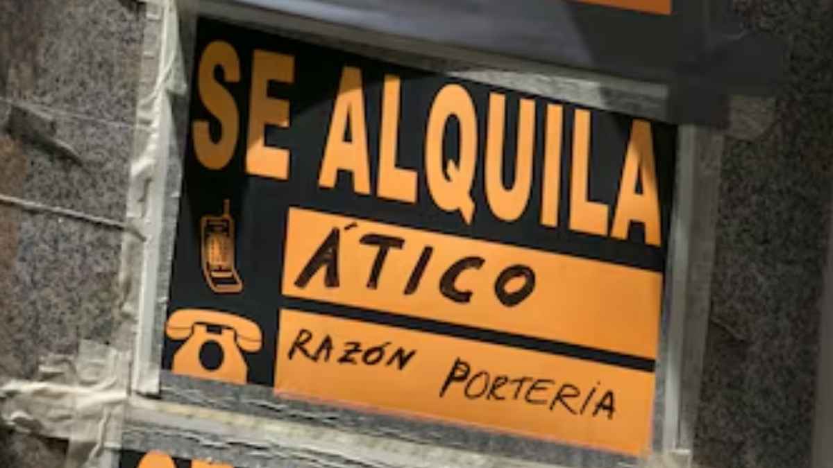 Cartel de se alquila para un ático en una fachada, relacionado con los municipios más baratos para alquilar en España en 2025