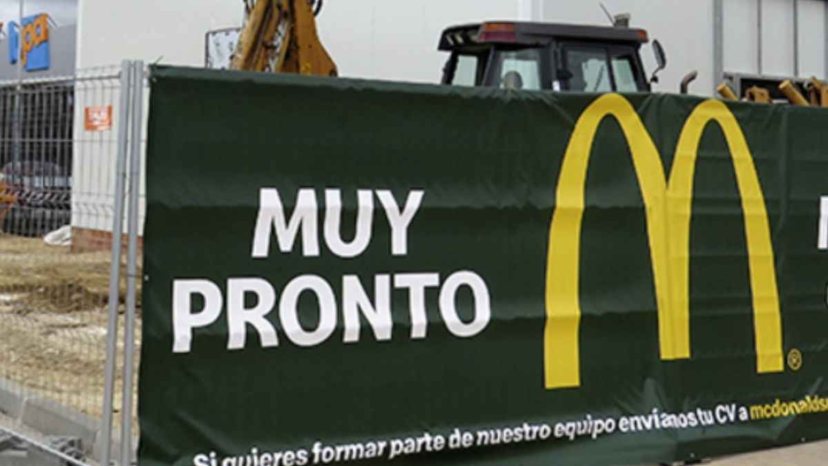“Cartel de obra de un futuro restaurante McDonald’s con el mensaje ‘Muy pronto’ durante su construcción en España