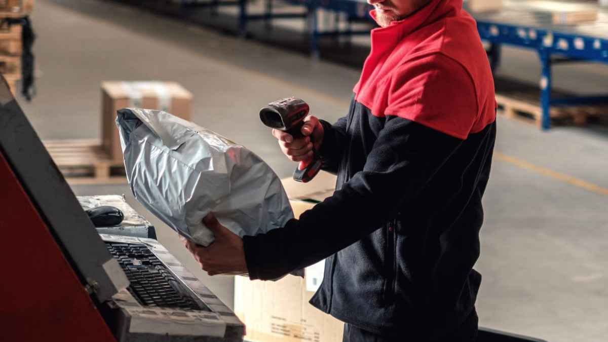 Trabajador escaneando un paquete en un almacén logístico durante la campaña de Navidad